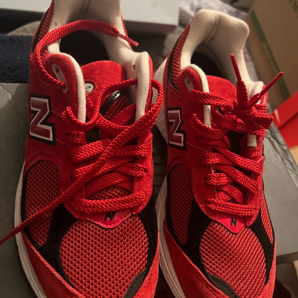 Men new balance 2002r size 7.5 red n black - Picture 2 of 6